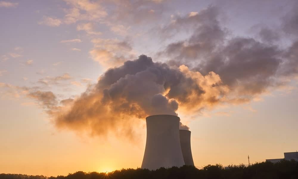 Zalety i wady produkcji energii jądrowej w porównaniu z innymi źródłami energii.