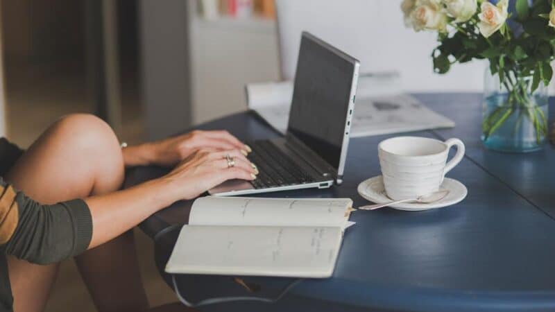 Jak sztuczna inteligencja wpływa na decyzje biznesowe?