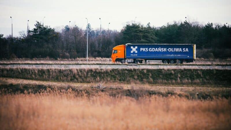 Przykłady regulacji w transporcie międzynarodowym: Kluczowe przepisy, które kształtują globalny handel